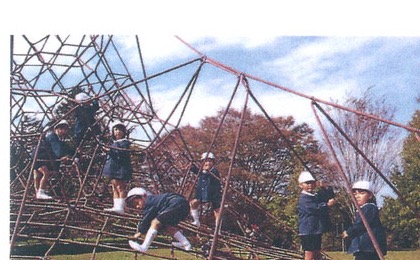 屋外遊具で遊ぶ子どもたち