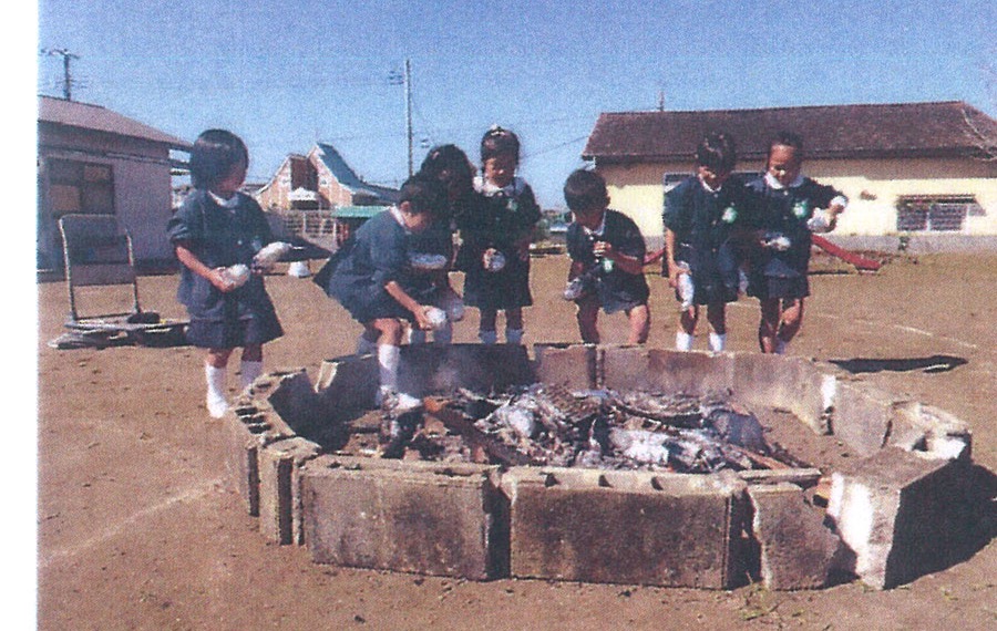 園庭で活動する子どもたち